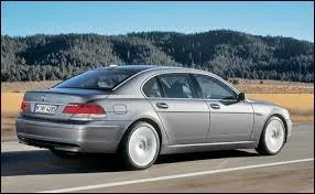 Disponible en version "simple" ou limousine, cette voiture est une ?