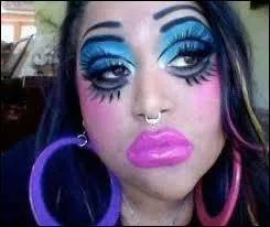 Que dit-on d'une personne ne lésinant pas sur l'excès de maquillage ?