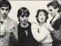 Complètez les paroles de Téléphone : 
''Un jour j'irai à New York avec toi / Toutes les nuits déconner / Et voir aucun film en entier, ça va d'soi / Avoir la vie partagée, tailladée / Bercés par le ronron de l'air conditionné / Dormir dans un hôtel délaté / Traîner du côté gay et voir leurs corps se serrer / Voir leurs cœurs se vider et ---------------- ''