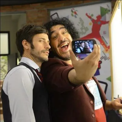 Comment s'appellent les deux professeurs du studio qui se trouvent sur cette photo ?