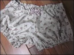 Quel mot est synonyme de « désuet » en langage familier ?