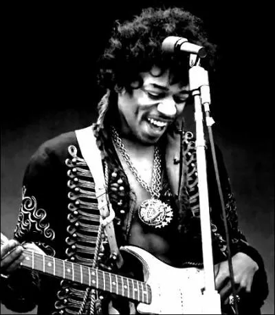 Jimi Hendrix interprète « Spanish Castle Magic » en l'hommage d'un Club de Seattle. Je propose qu'on en fasse de même pour Poudlard ; et le titre serait...