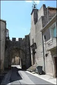 Nous fl&acirc;nons dans les rues de la ville H&eacute;raultaise de Gigean. Nous sommes en r&eacute;gion ...