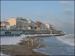 Nous partons &agrave; la d&eacute;couverte de la ville bas-normande de Luc-sur-Mer. Situ&eacute;e sur la C&ocirc;te de Nacre, elle se trouve dans le d&eacute;partement ...