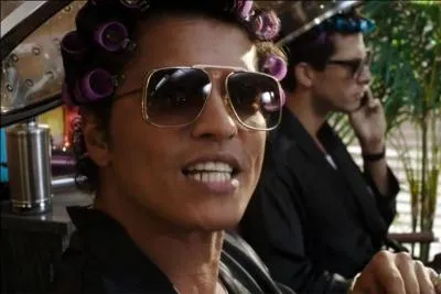 Retour aux inspirations funky et disco avec ce morceau de Mark Ronson et Bruno Mars :