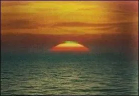 Comment est appelé ce phénomène optique très rare que l'on peut parfois observer au lever ou au coucher du soleil ?