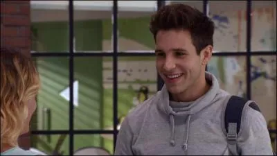 Comment s'appelle le nouvel élève au studio ?