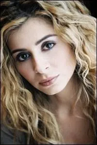 Quel personnage est interprété par Julie Zenatti dans la comédie musicale "Notre-Dame de Paris" ?