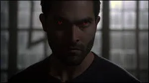 Qui fait son grand retour en tirant sur Derek à la fin de la saison 3 ?