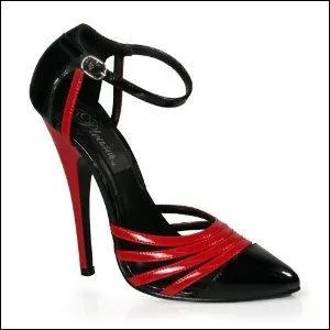 "Eugénie sitôt rentrée, s'était mise au travail à croupetons sur le parquet". Trouvez la signification de "croupetons" ?