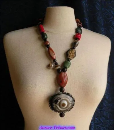 "Presque aussitôt un judas glissa sur le côté et un oeil les scruta". Que veut dire ici le terme "judas" ?