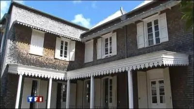 "Un lit de garçonnet, ce lit en fer, monté sur des roulettes, avec son petit dais et sa soie verte passée". Que représente le mot "dais" ?