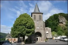 Nous partons visiter Saint-Paul-de-Salers. Commune auvergnate, elle se trouve dans le d&eacute;partement ...