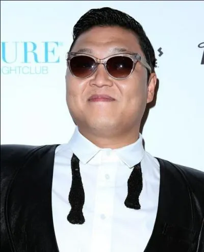 Le 31 décembre 1977 à Séoul : naissance de ..., chanteur et rappeur coréen connu pour son tube "Gangnam Style" ! (clip)