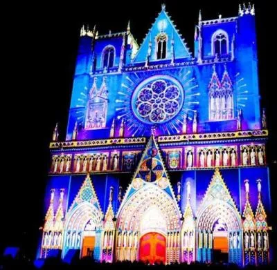 Dans quelle ville française et à quelle date, a lieu chaque année, la "Fête des Lumières" ?