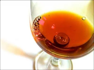 Quels sont les cépages donnant la couleur rouge ou ambrée à la cartagène ?