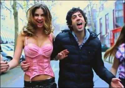 Pas besoin d'aller chercher votre dictionnaire de rimes ni des conseils auprès de Barbelivien, vous allez compléter facilement ce titre de Max Boublil : 'T'es bonne ----------- ''
