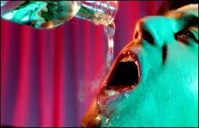 Max Boublil est parfois de bon conseil car pour les sorties en boîte, il préconise de boire...