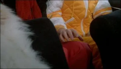 Sur qui Jean-Claude pose sa main ?