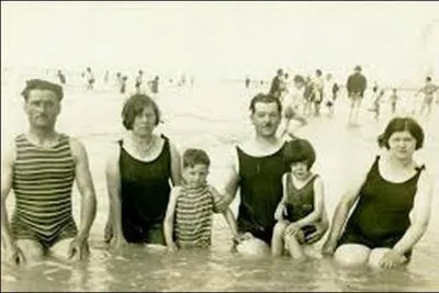 Pendant quelle décennie ont eu lieu les premiers congés payés ?