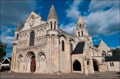 Combien de départements touchent à celui de la Vienne ?
