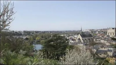 Sur quel cours d'eau est située la ville de Poitiers ?