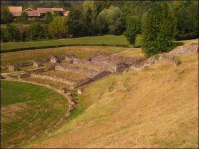 Qui découvrit les ruines gallo-romaines de Sanxay ?
