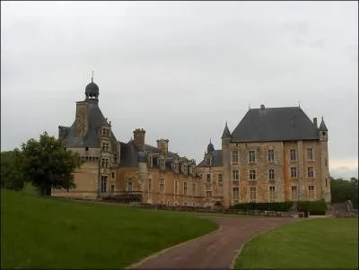 Quel est ce château qui domine la Vienne au nord de Chauvigny ?