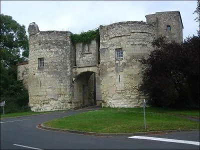 Comment s'appelait le père de la presse française , fondateur de "la Gazette" en 1631, natif de Loudun ?
