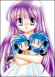 Et pour finir, qui Saori tient-elle dans ses mains ?