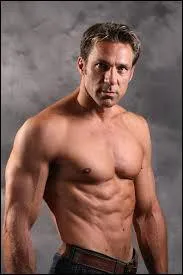 Depuis le début des années 90, l'ancien kickboxer britannique Gary Daniels, est lui aussi un abonné des films d'action de seconde zone. On a pu le voir interpréter un second rôle dans la saga à succès "Expendables". Dans quel volet du blockbuster de Sylvester Stallone apparaît-il ?