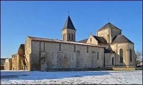 Voici l'abbaye de la commune Vendéenne de Nieul-sur-l'Autise. Pour la voir, rendez-vous en région ...