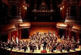 Quelle musique est accompagnée par un orchestre seulement ?