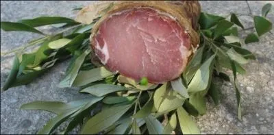 Nous allons goûter une petite charcuterie corse :