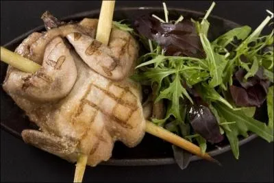 Voici une caille grillée, qui a été fendue par le dos de sorte à pouvoir être farcie. Que nous annonce-t-on ?