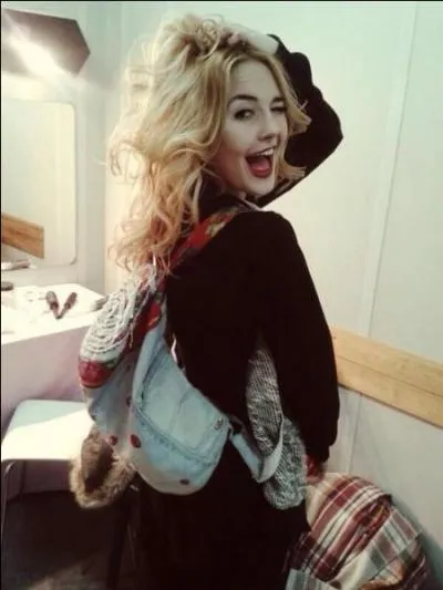 Au fait, comment s'appelle la blonde ?