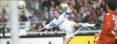 Jean-Pierre Papin est un footballeur qui a donné son nom à la ''papinade'' qui signife en gros ''reprise de volée puissante du pied droit'' ... Dans quel club jouait-il quand ce mot a vu le jour ?
