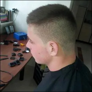 Ce monsieur veut une coupe qui enlève les poussières !