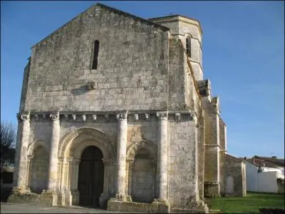 A Rétaud en Charente-Maritime, nous nous arrêterons pour admirer au soleil couchant les pierres dorées de sa superbe église :