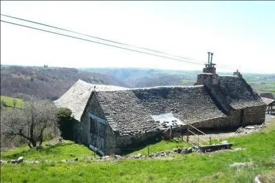 Dans quel département se situe Aubrac au coeur des monts du même nom ?