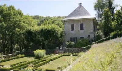 Qui fut accueilli aux Charmettes près de Chambéry par madame de Warrens ?