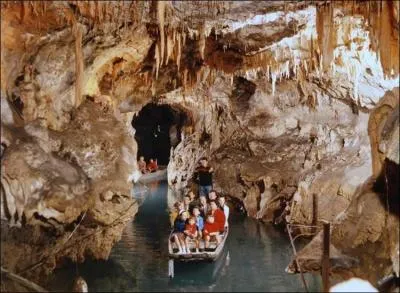 Dans quel département pourrez-vous découvrir les grottes de Médous ?