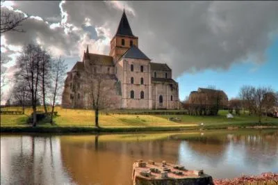 Dans quel département se situe Cerisy-la-Forêt qui possède une grandiose église abbatiale ?