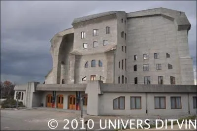 Ce surprenant monument se trouve sur la colline de Dornach en Suisse. Quel est-il ?