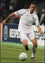 Comme défenseur droit remplaçant, je mettrais le défenseur droit de l'Espagne évoluant au Real Madrid.