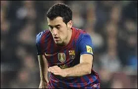 Ensuite, je mettrais (toujours en milieu défensif) un joueur du FC Barcelone.