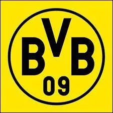 Le deuxième défenseur central titulaire serait Mats Hummels, cet Allemand évolue dans un club, lequel ?