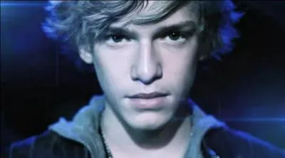 Dans quelle vidéo chante-t-il sous la pluie ?