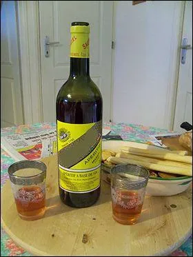 Quelle est cette mistelle du Vaucluse faite à base de vin de grenache et d'écorces aromatiques ?