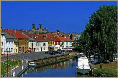 Stenay où Godefroy de Bouillon possédait un château se situe :